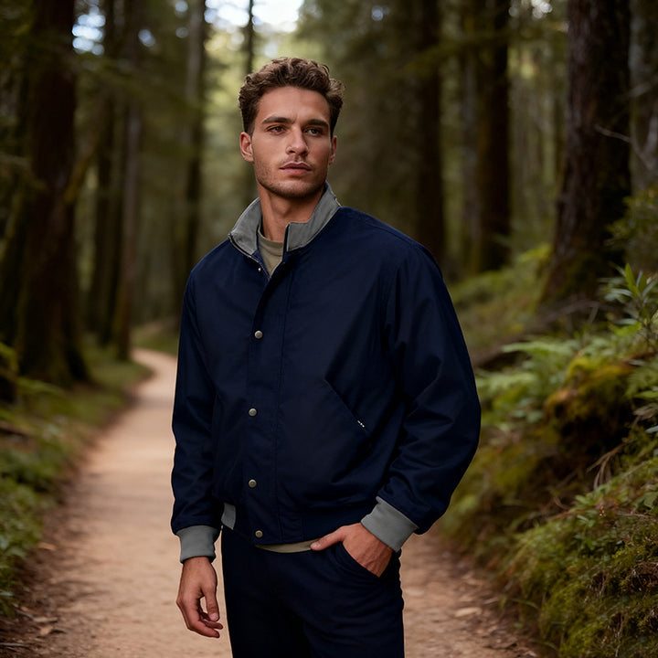 Herren Kurzjacke im urbanen Outdoor-Stil mit Stehkragen, Druckknopfblende und Rippbündchen Drune