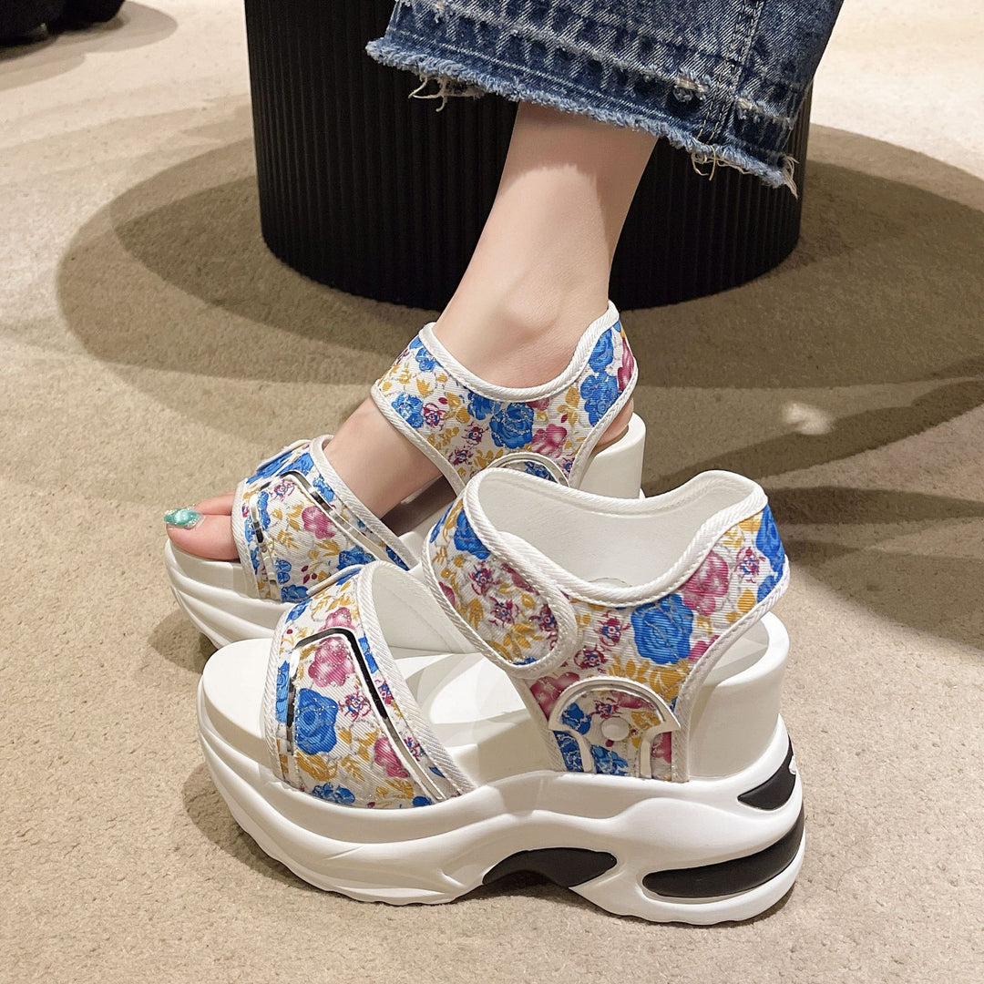 Damen Massiver Keilabsatz-Sandalette mit verstellbaren Klettriemen und geblümtem Textilobermaterial Drune