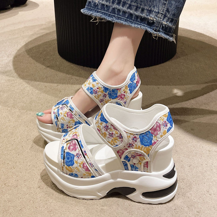 Damen Massiver Keilabsatz-Sandalette mit verstellbaren Klettriemen und geblümtem Textilobermaterial Drune
