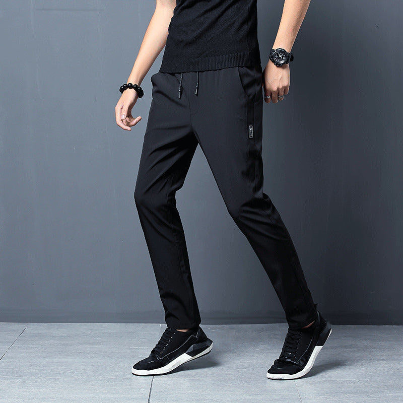 Herren schmal geschnittene Tech-Chino Jogginghose mit elastischem Kordelbund, verdeckten Reißverschlusstaschen und vorgeformten Knien Drune