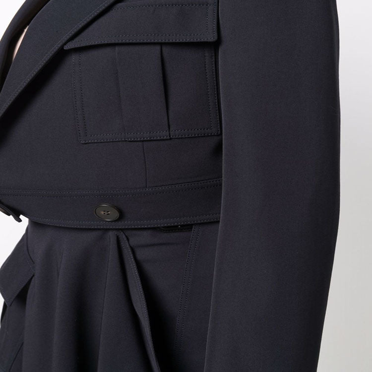 Damen Kurzblazer im Tailoring mit aufgesetzten Pattentaschen und markanter Schulterpartie Drune