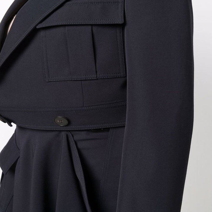 Damen Kurzblazer im Tailoring mit aufgesetzten Pattentaschen und markanter Schulterpartie Drune