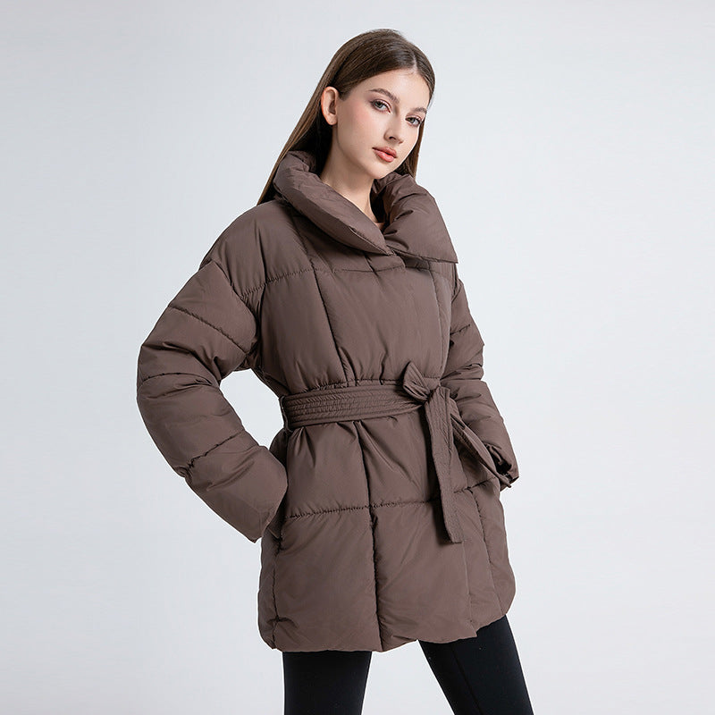 Damen nan kurze wattierte Jacke mit hohem Stehkragen, Taillengürtel und Eingrifftaschen Drune