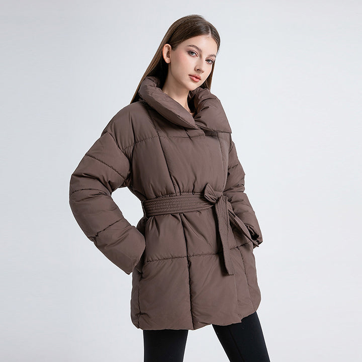 Damen nan kurze wattierte Jacke mit hohem Stehkragen, Taillengürtel und Eingrifftaschen Drune
