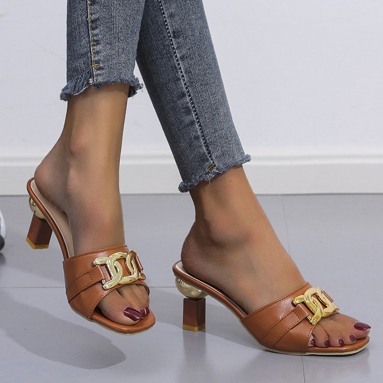 Damen Mules mit glänzendem goldenen Akzent und komfortablem Blockabsatz Drune