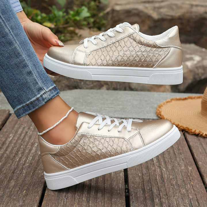 Damen Flache Sneaker mit Metallic‑Finish und geprägter Seitenstruktur Drune