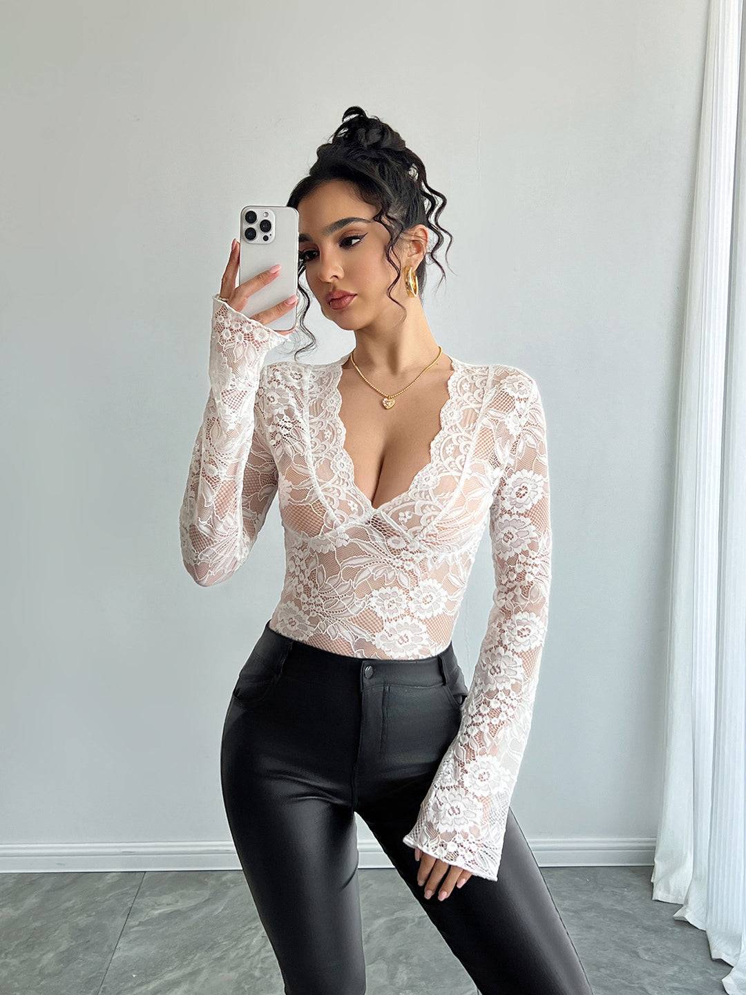 Damen nan tailliertes Spitzenshirt mit tiefem V-Ausschnitt, floraler Netzspitze und langen Ärmeln Drune
