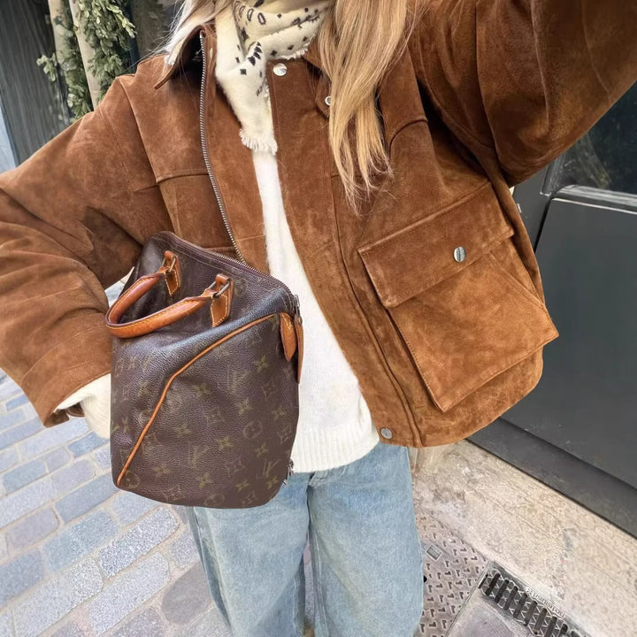 Damen Kurze Boxy-Jacke in Wildlederoptik mit Funnelkragen und großen Klappentaschen Drune