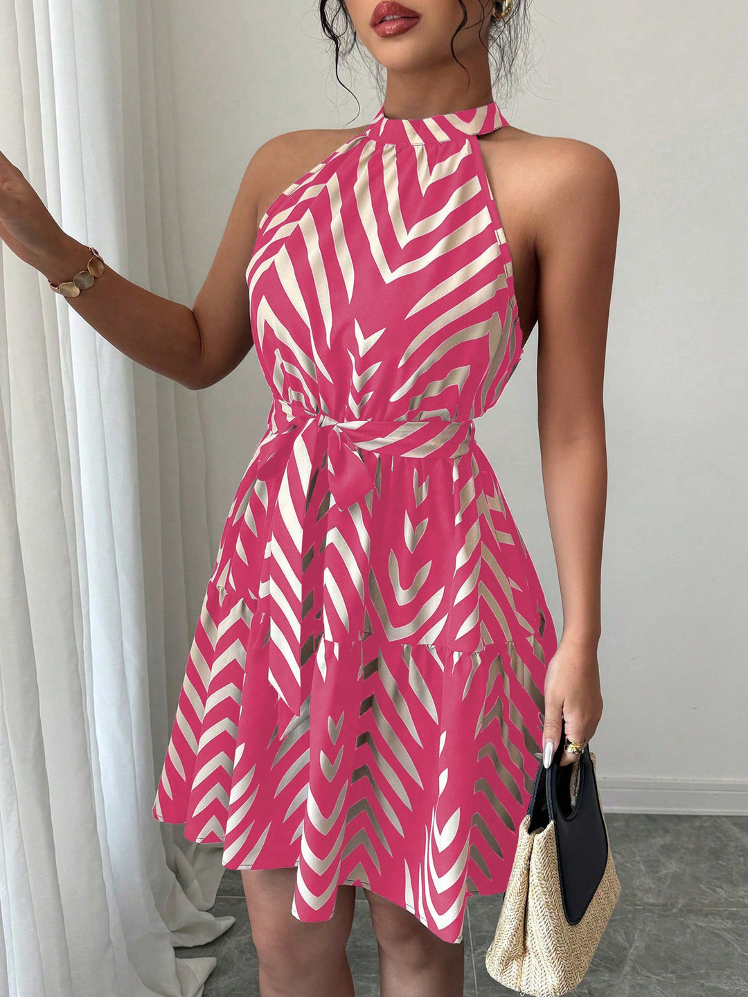 Damen Gestuftes Chiffon‑Sommerkleid mit Neckholder, Taillengürtel und grafischem Print Drune