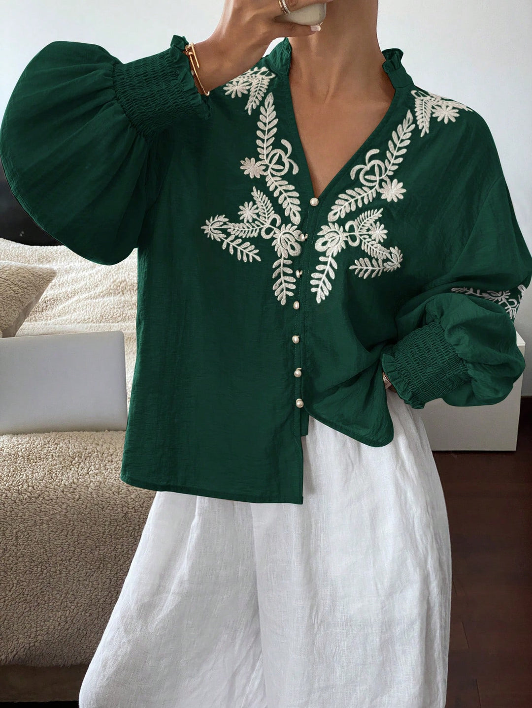 Damen Boho-Bluse mit Puffärmeln, Stickerei und Perlenknöpfen Drune