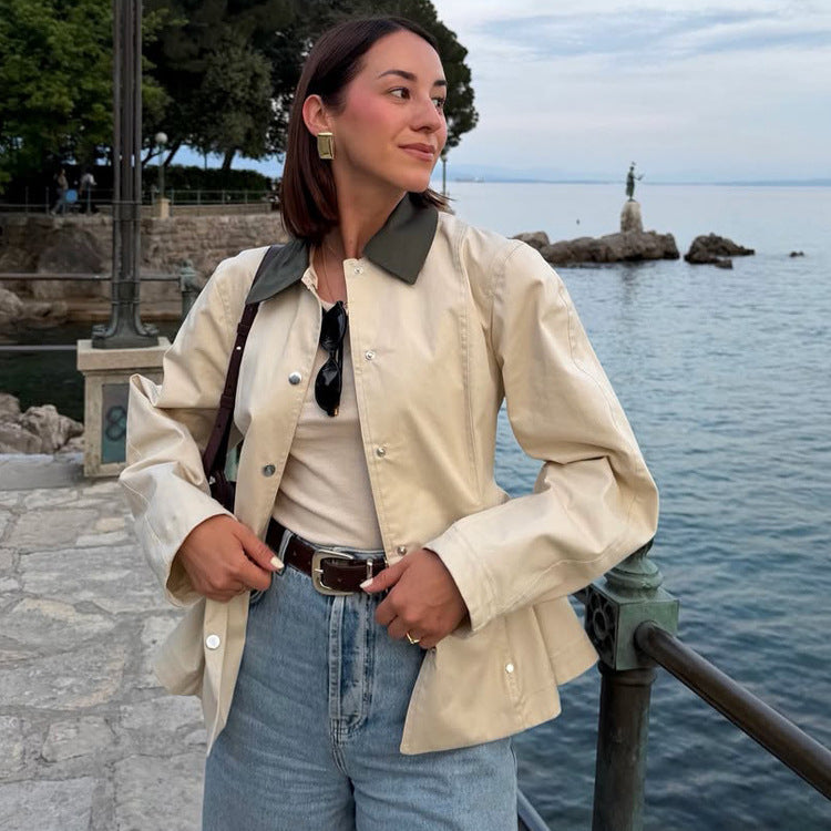 Damen Taillierte leichte Übergangsjacke mit Schößchen und kontrastierendem Hemdkragen Drune