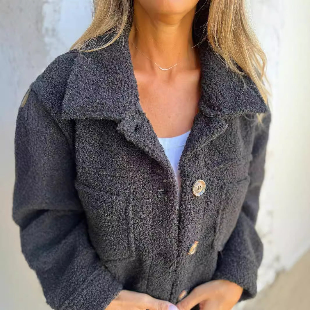 Damen nan Teddyjacke mit großem Reverskragen, durchgehender Knopfleiste und aufgesetzten Pattentaschen Drune