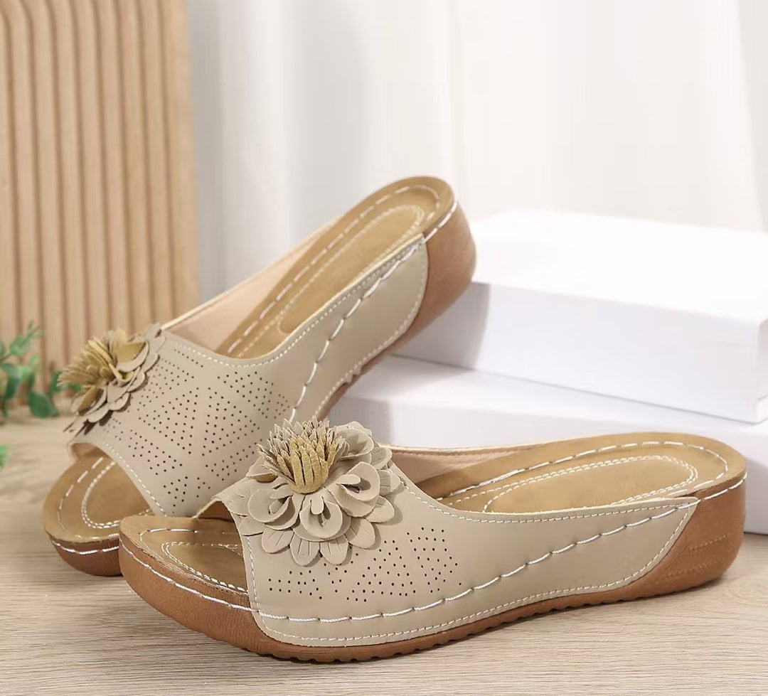 Damen Perforierte Keil-Sandalen als Slip-On mit Blumenapplikation und gepolstertem Fußbett Drune