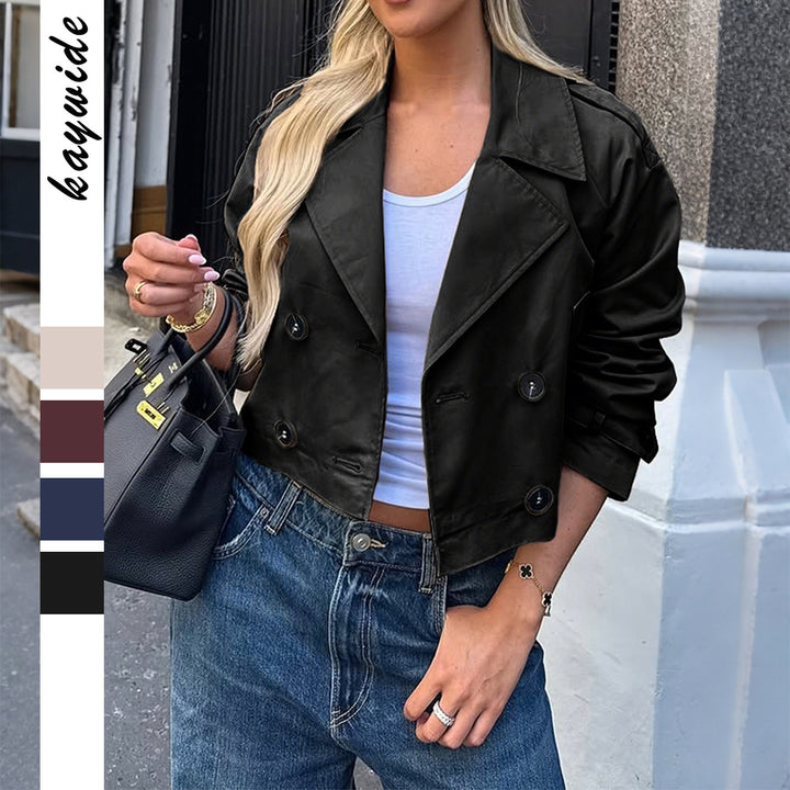 Damen nan kurzer Satin-Trench mit doppelreihiger Knopfleiste, aufgesetzten Pattentaschen und geknöpften Ärmelmanschetten Drune
