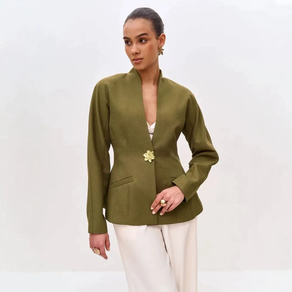 Damen Skulptural taillierte Jacke mit Schößchen, Stehkragen und Schmuckbrosche Drune