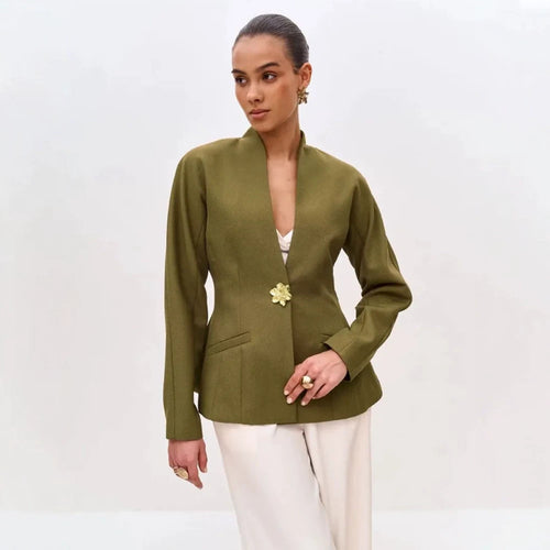 Damen Skulptural taillierte Jacke mit Schößchen, Stehkragen und Schmuckbrosche Drune
