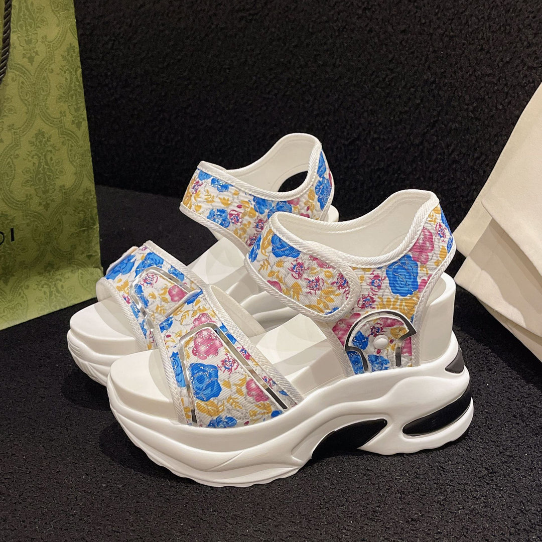 Damen Massiver Keilabsatz-Sandalette mit verstellbaren Klettriemen und geblümtem Textilobermaterial Drune