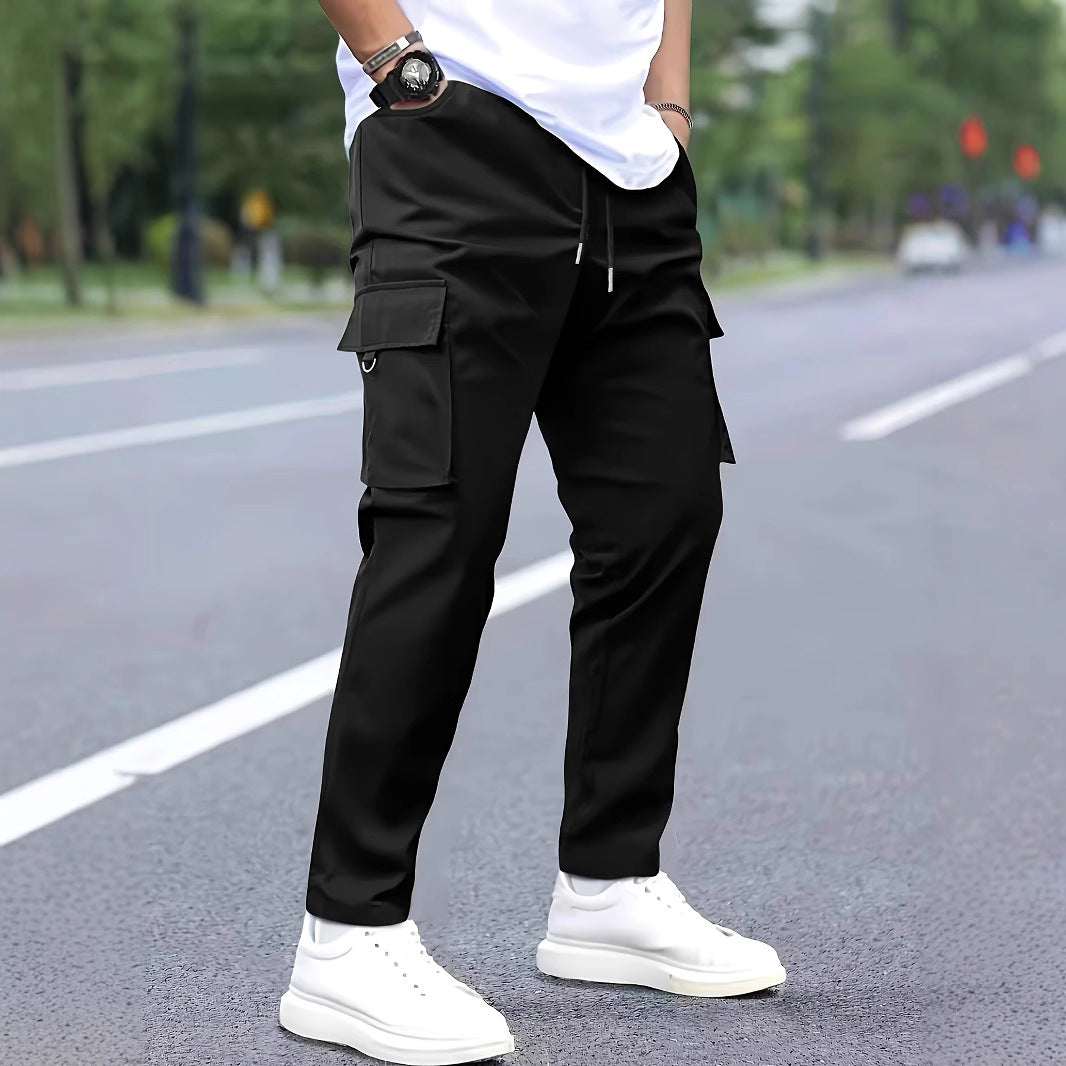 Herren Slim‑Tapered Cargo‑Jogginghose mit Tunnelzugbund, Klappentaschen und Metallringdetail Drune