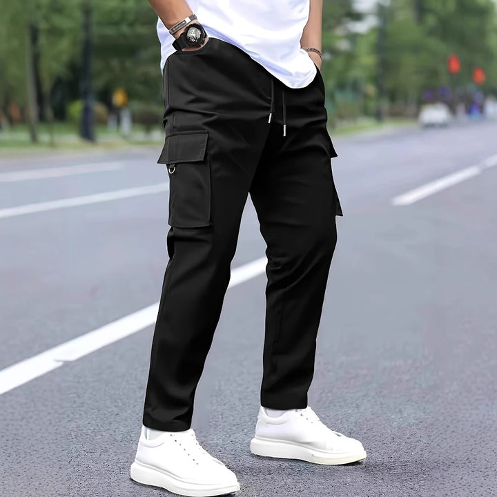 Herren Slim‑Tapered Cargo‑Jogginghose mit Tunnelzugbund, Klappentaschen und Metallringdetail Drune