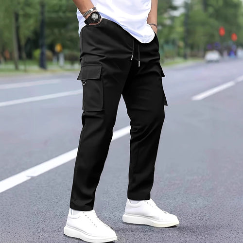 Herren Slim‑Tapered Cargo‑Jogginghose mit Tunnelzugbund, Klappentaschen und Metallringdetail Drune