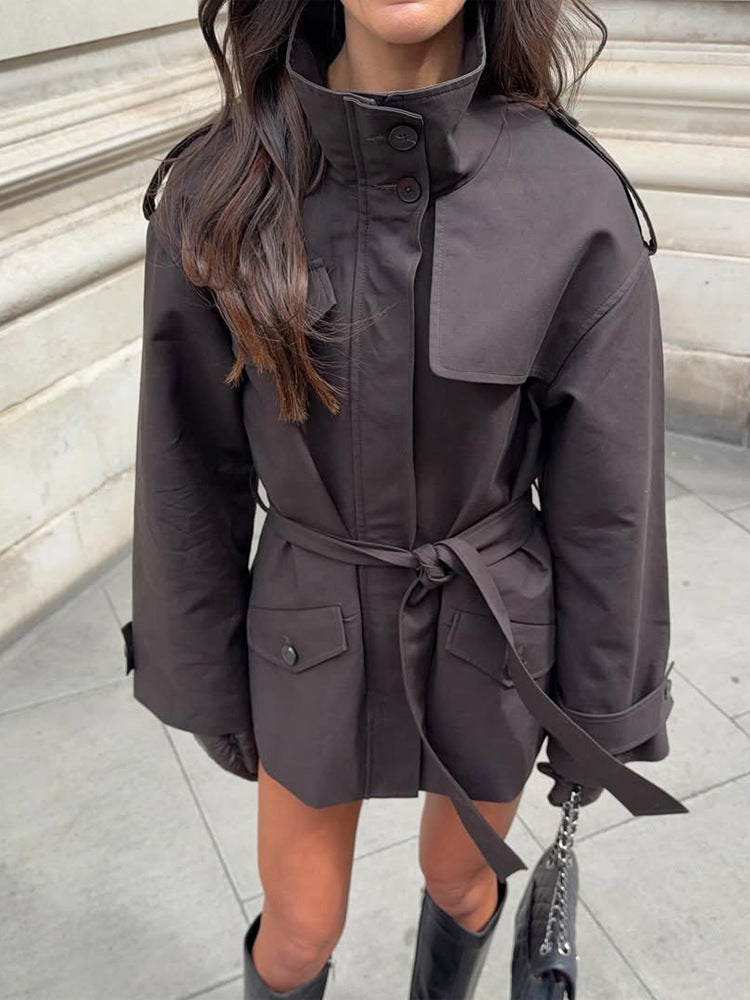 Damen Kurze Taillierte Trenchjacke mit Stehkragen, Pattentaschen und Bindegürtel Drune