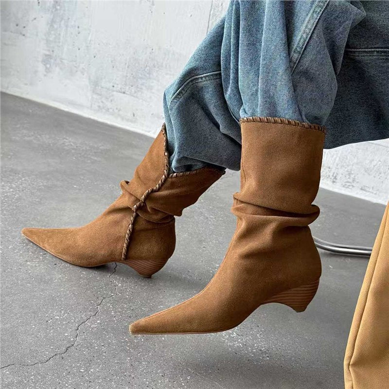 Damen Schlupf‑Veloursstiefel mit Ziernaht, V‑Schaftrand und sculpted Kitten‑Absatz Drune