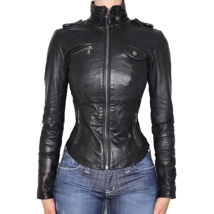 Damen Taillierte Kunstlederjacke mit Stehkragen, Schulterklappen und Reißverschlusstaschen Drune