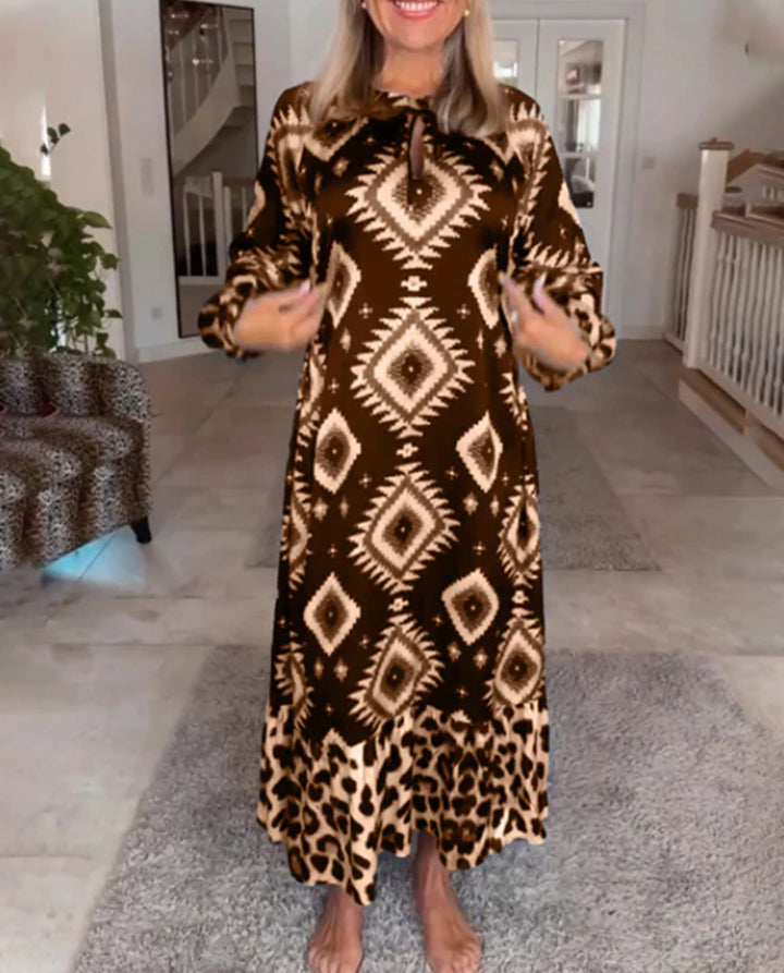 Damen nan fließendes Maxikleid mit Ethno‑Diamantprint, Schlüsselloch‑Ausschnitt und Kontrast‑Volant Drune