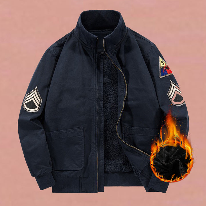 Herren  militärisch inspirierte Bomberjacke mit aufgesetzten Patches, verdecktem Reißverschluss und elastischen Bündchen Drune