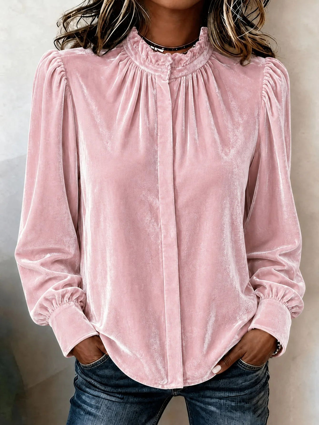 Damen Samtbluse mit Rüschen-Stehkragen, verdeckter Knopfleiste und gerafften Ballonärmeln Drune
