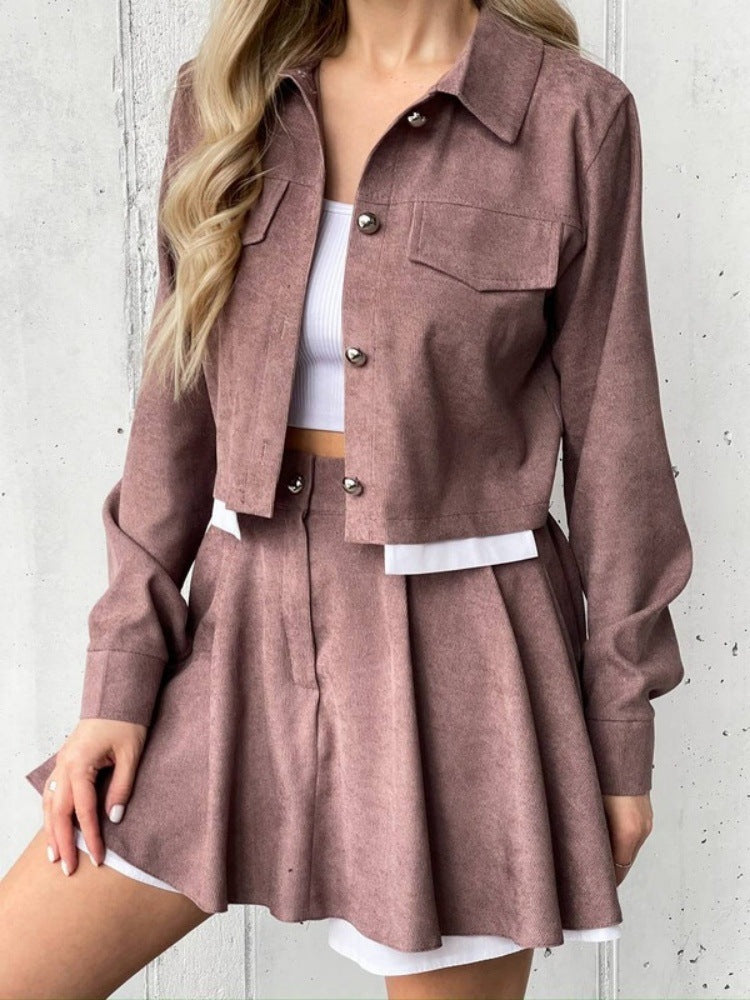 Damen kurzes Cordjacken- und Faltenrock-Set mit taillenhohem Faltenrock und cropped Hemdjacke Drune