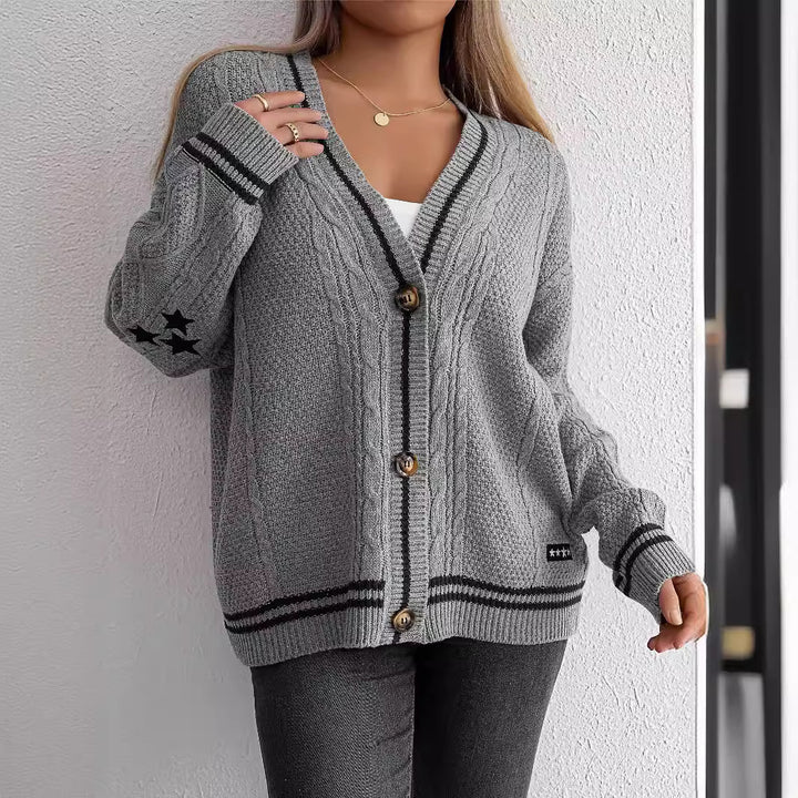 Damen Grobstrickjacke mit grafischem Zopfmuster und dekorativen Knöpfen Drune