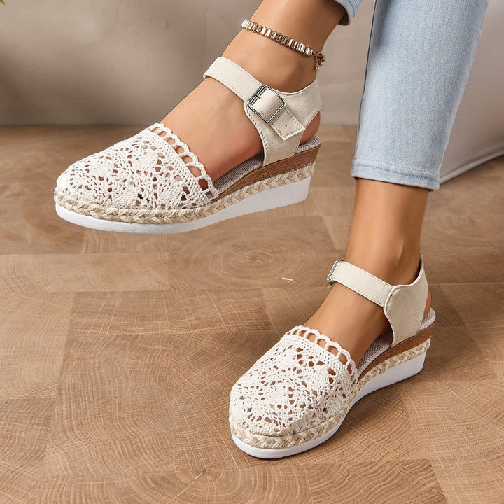 Damen  bestickte Espadrille-Pantoletten mit verstellbarem Knöchelriemen, floraler Häkel-Optik und geflochtenem Jute-Plateau Drune