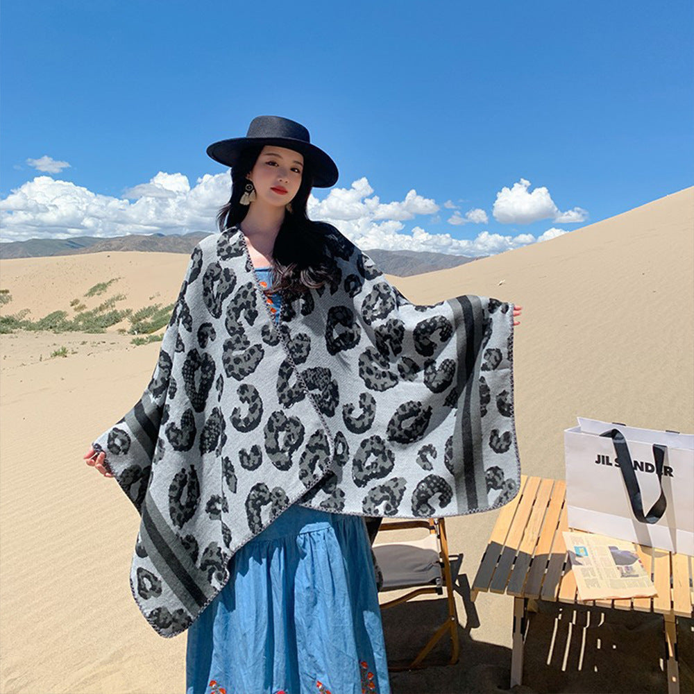Damen Oversize‑Poncho im Strick‑Wollmix mit Leo‑Jacquard und V‑Ausschnitt Drune