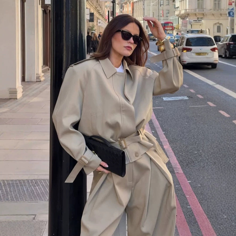 Damen Taillierte Kurz-Trenchjacke mit Bindegürtel, Raglanärmeln und verdeckter Knopfleiste Drune