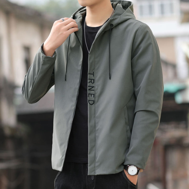 Herren leichte Kapuzen‑Shelljacke mit verdecktem Reißverschluss und minimalistischer Utility‑Optik Drune