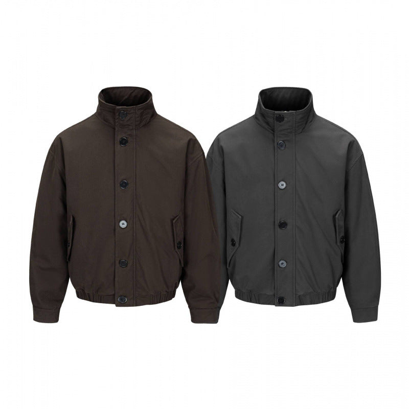 Herren Kurzblouson im Field-Look mit verstärktem Stehkragen, markanter Knopfleiste und Tunnelzugsaum Drune