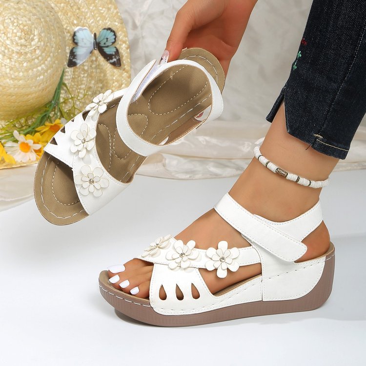 Damen Bequeme Sandalen mit Klettverschluss, gepolstertem Fußbett und Blütenapplikation Drune