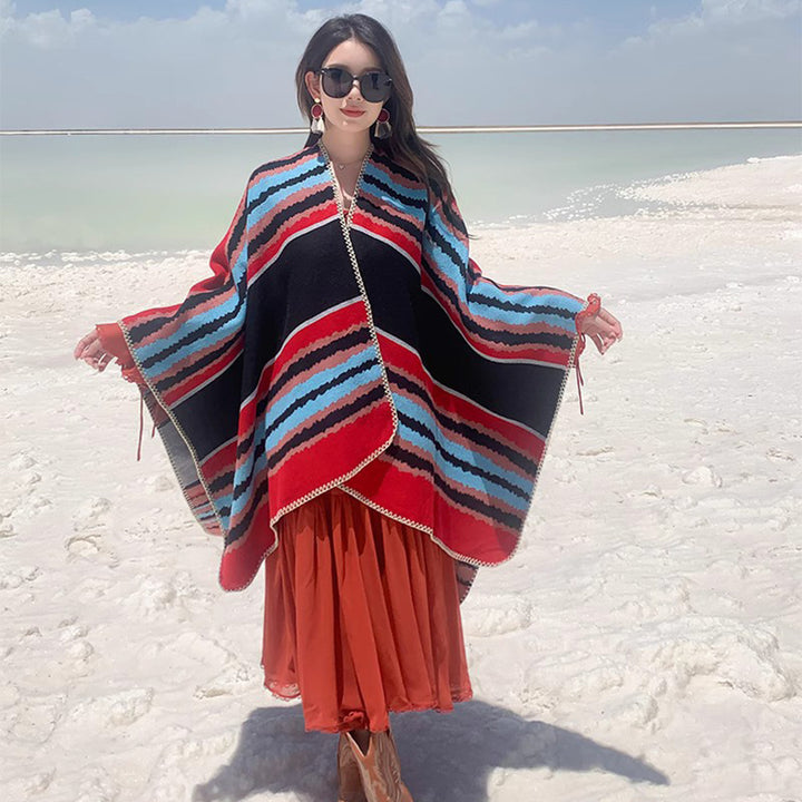 Damen Oversize-Strickponcho mit mehrfarbigem Wellenstreifen und Zierkordkante Drune