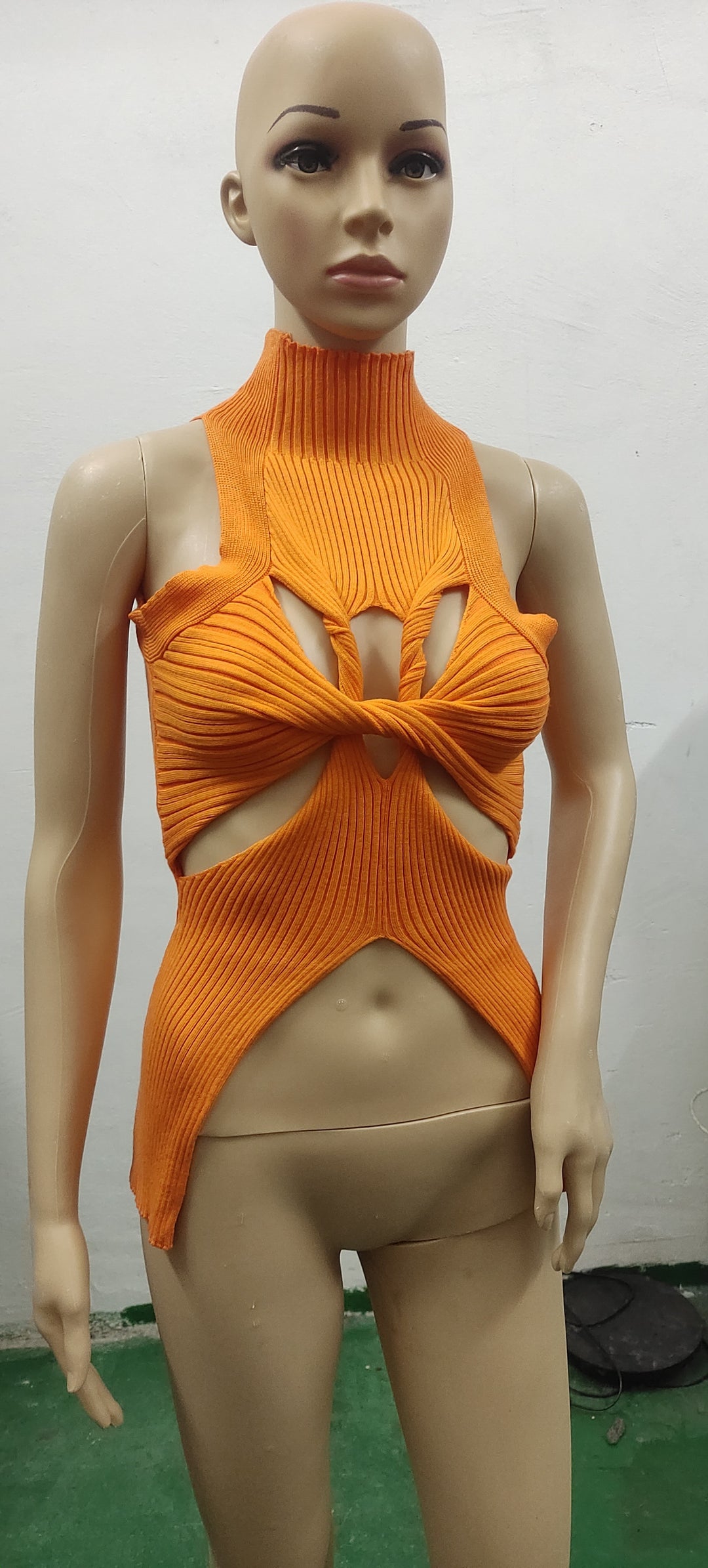 Damen figurbetontes Cut-Out Top mit hohem Kragen Drune