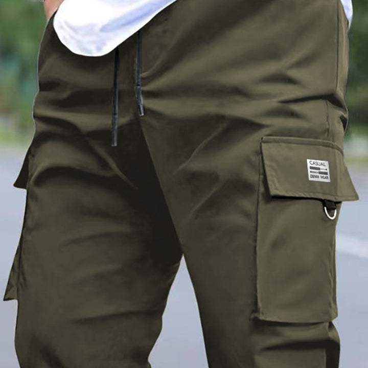 Herren Utility-Cargohose im tapered Schnitt mit elastischem Tunnelzugbund, großen Klapp- und Reißverschlusstaschen Drune