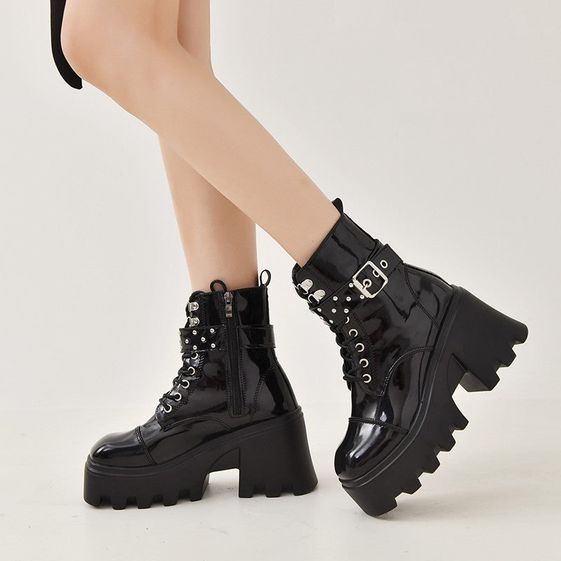 Damen Plateau-Combat-Boots mit Nieten- und Schnallenriemen, hochgeschnittener Schnürung und profilierter Wellenlaufsohle Drune