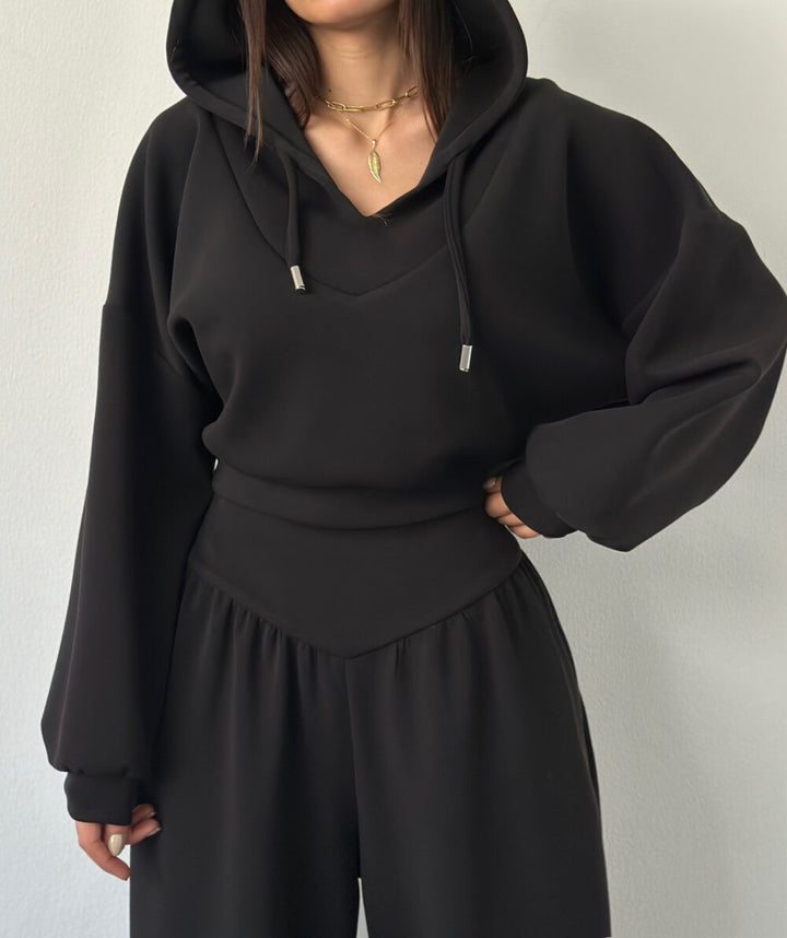 Damen Cropped Hoodie und weite Freizeithosen Kombination mit modischem Schnitt