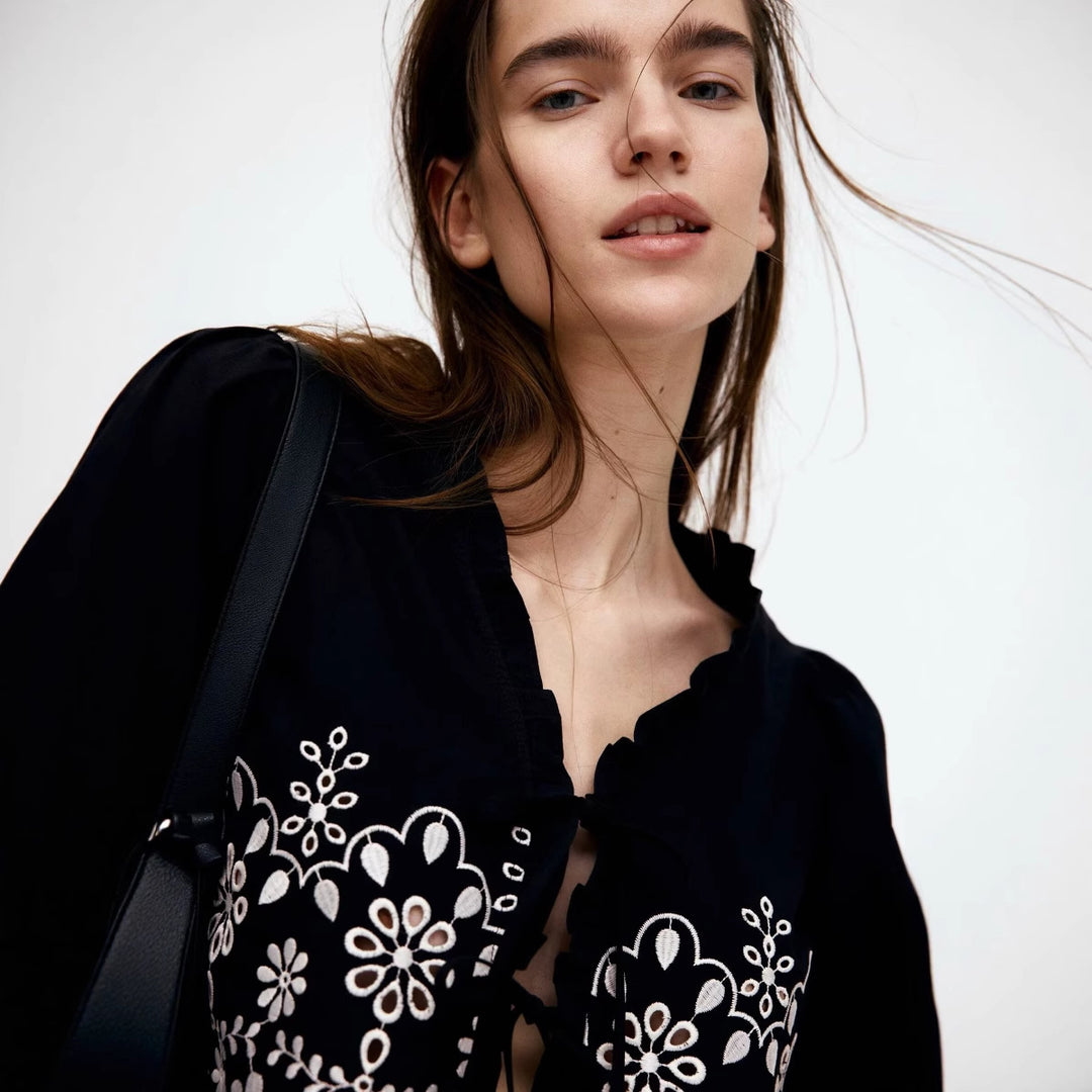 Damen elegante Bluse mit floralen Stickereien und Rüschen Drune
