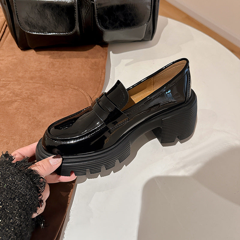 Damen Chunky‑Pennyloafer in Lackoptik mit gezahnter Lug‑Sohle und gepolstertem Komfortfutter Drune