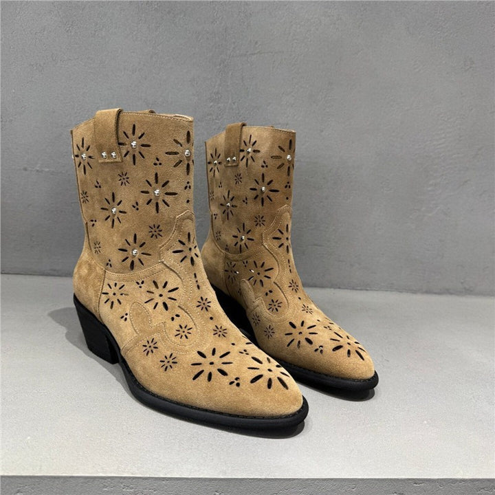 Damen Western‑Stiefeletten aus Wildleder mit Laser‑Cut Blumenmuster und mittelhohem Blockabsatz Drune
