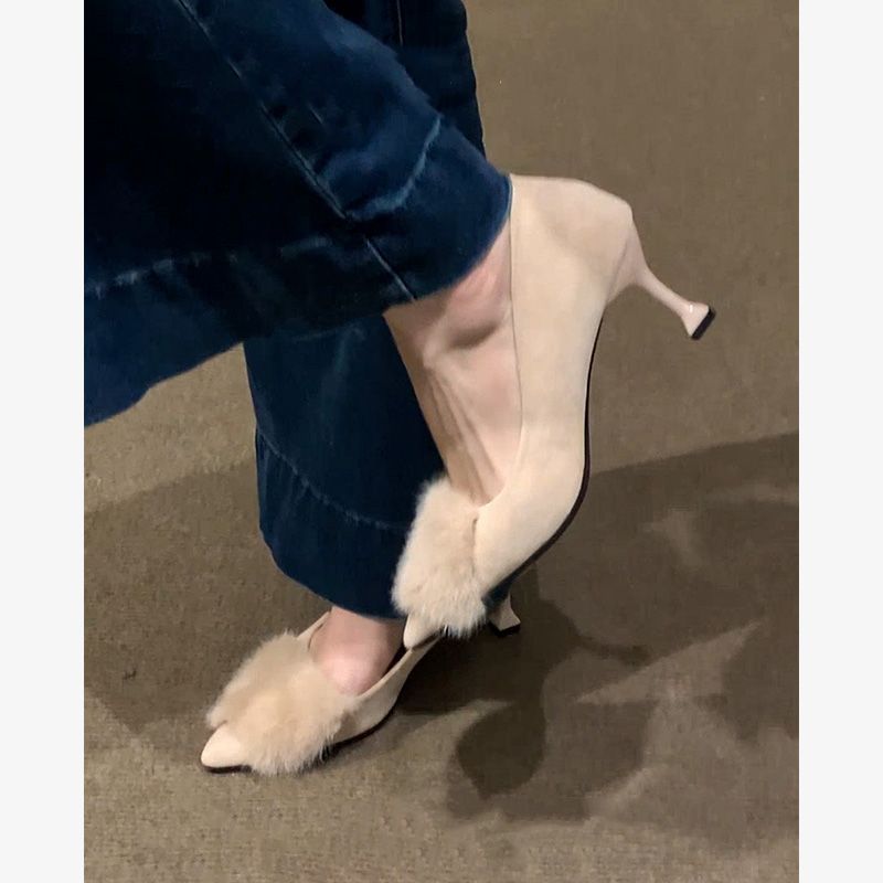 Damen Spitz zulaufende Mules aus Samtoptik mit Fellpompon und geformtem Kittenabsatz Drune