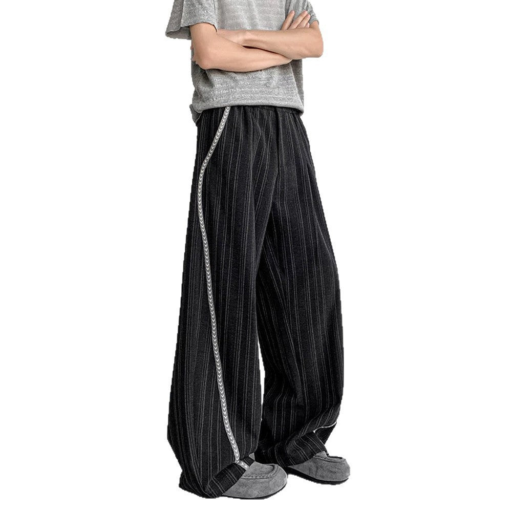 Herren weite Baggy-Hose in Anzugoptik mit feinem Nadelstreifen und geflochtener Seitenpaspel Drune