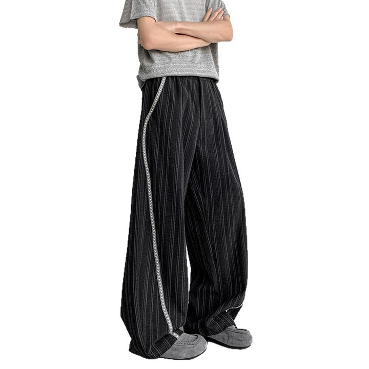 Herren weite Baggy-Hose in Anzugoptik mit feinem Nadelstreifen und geflochtener Seitenpaspel Drune