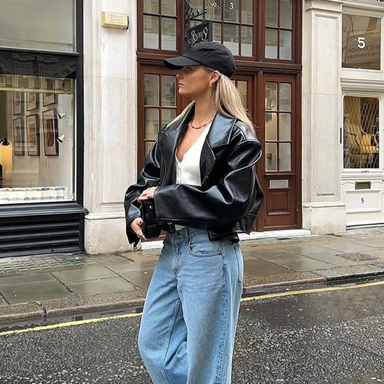Damen Cropped Boxy‑Bikerjacke aus Lederimitat mit markanter Schulterpartie und kastiger Silhouette Drune